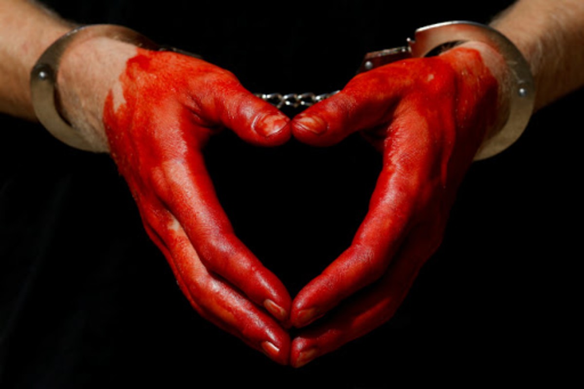 26 वर्षीय गर्लफ्रेंडच्या मदतीने काढला आईचा काटा, पुण्यात 19 वर्षीय मुलाने गाठला क्रूरतेचा कळस