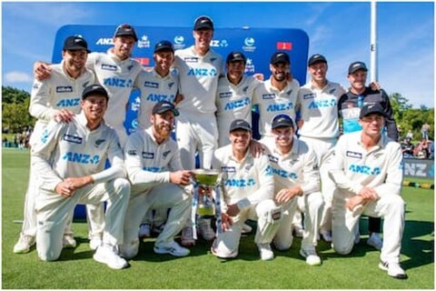 न्यूझीलंडने पाकिस्तानविरुद्धच्या दुसऱ्या टेस्टमध्ये (New Zealand vs Pakistan) इनिंग आणि 176 रनने विजय मिळवला. याचसोबत न्यूझीलंडने या सीरिजवरही 2-0ने कब्जा केला. पाकिस्तानविरुद्धच्या या विजयामुळे न्यूझीलंडची टीम पहिल्यांदाच आयसीसी टेस्ट क्रमवारीत (ICC Test Ranking) पहिल्या क्रमांकावर पोहोचली आहे. 