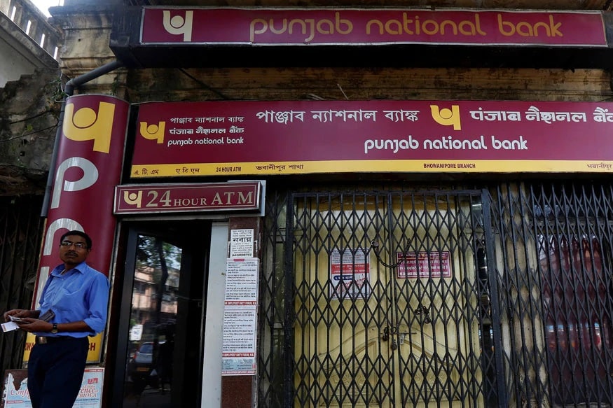 2. या एटीएममधून पैसे काढता येणार नाहीत - 1 फेब्रुवारीपासून पीएनबी ग्राहक नॉन-ईएमव्ही एटीएम एटीएम मशीन्समधून (Non-EMV ATM) कॅश काढू शकणार नाहीत. PNB बँकेने अधिकृत ट्विटर हँडलवर दिलेल्या माहितीनुसार, 'फसवणुकीपासून वाचण्यासाठी ग्राहकांना पीएनबी नॉन ईएमव्ही एटीएम मशीन्समधून 1 फेब्रुवारी 2021 पासून व्यवहार (वित्तिय किंवा गैर-वित्तिय) करण्यापासून प्रतिबंधत केलं जाईल. गो डिजिटल.. गो सेफ!' 2. या एटीएममधून पैसे काढता येणार नाहीत - 1 फेब्रुवारीपासून पीएनबी ग्राहक नॉन-ईएमव्ही एटीएम एटीएम मशीन्समधून (Non-EMV ATM) कॅश काढू शकणार नाहीत. PNB बँकेने अधिकृत ट्विटर हँडलवर दिलेल्या माहितीनुसार, 'फसवणुकीपासून वाचण्यासाठी ग्राहकांना पीएनबी नॉन ईएमव्ही एटीएम मशीन्समधून 1 फेब्रुवारी 2021 पासून व्यवहार (वित्तिय किंवा गैर-वित्तिय) करण्यापासून प्रतिबंधत केलं जाईल. गो डिजिटल.. गो सेफ!'