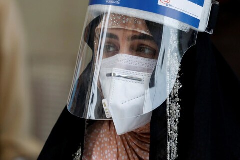 भारतात आजपासून कोरोना व्हायरस लसीकरणास (Coronavirus Vaccination Drive)  सुरुवात झाली आहे. मात्र आपला शेजारी देश असणाऱ्या पाकिस्तानसाठी लशीचा बंदोबस्त करणं कठीण होऊन बसलं आहे. अद्याप पाकने लशीबाबत कोणतीही अंतिम ऑर्डर दिली नाही आहे. 

