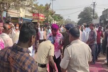 VIDEO: अरेरे...उमेदवार जिंकला म्हणून जल्लोष करायला गेले आणि बसले पोलिसांचे फटके VIDEO: अरेरे...उमेदवार जिंकला म्हणून जल्लोष करायला गेले आणि बसले पोलिसांचे फटके