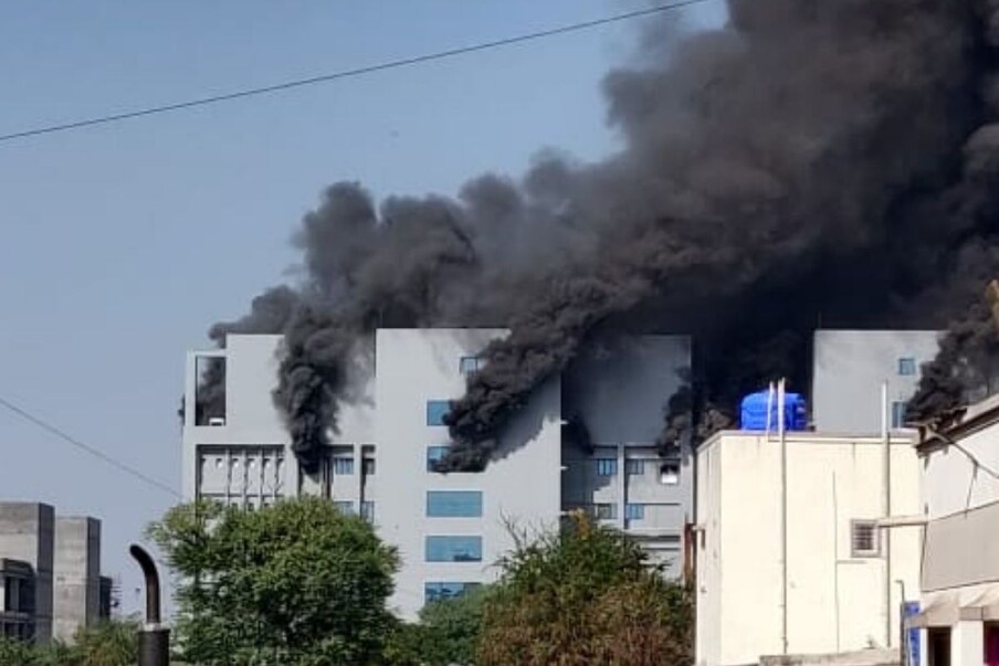 ऑक्सफर्ड युनिव्हर्सिटीने संशोधित केलेली लस कोविशील्ड (Covishield)नावाने सीरम इन्स्टिट्यूट उत्पादित करत आहे. कोविशील्ड लशीचा स्टॉक सुरक्षित आहे. आगीचा कोणता धोका पोहोचलेला नाही. 
