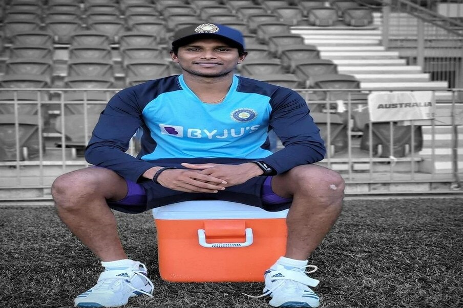 माजी क्रिकेटपटू सुनील गावस्कर यांनीही विराट कोहलीच्या पितृत्व रजेबाबत प्रश्नचिन्ह उभे केले होते. आयपीएलच्या काळातच टी नटराजन वडील बनले होत, असेही ते म्हणाले. परंतु टीम इंडियानं कसोटी संघातील निव्वळ गोलंदाज म्हणून त्याला आतापर्यंत थांबवलं आहे. पण आता त्याला भारतीय कसोटी संघात स्थान मिळालं आहे. (साभार- टी नटराजन इंस्टाग्राम)