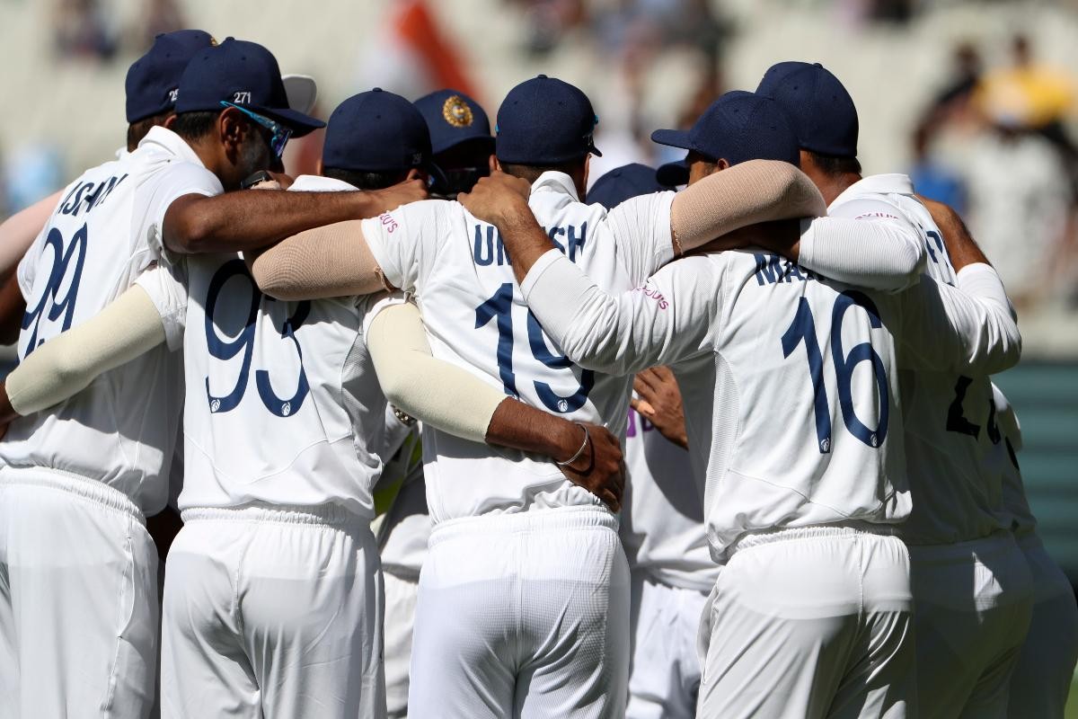 ऑस्ट्रेलियाविरुद्धच्या (Ind vs Aus) ब्रिस्बेन टेस्टमध्ये पदार्पण करणाऱ्या टी. नटराजन (T Natrajan ) आणि वॉशिंग्टन सुंदर(Washington Sunder) यांनी पहिल्या इनिंगमध्ये शानदार कामगिरी करत विकेट घेतल्या आहेत. या मॅचमध्ये दोघांनी मिळून सहा विकेट घेतल्या आहेत. या दोघांच्या शानदार बॉलिंगमुळे ऑस्ट्रेलिया संघ पहिल्या इनिंगमध्ये 369 रनवर ऑल आऊट झाला. ऑस्ट्रेलियाविरुद्धच्या (Ind vs Aus) ब्रिस्बेन टेस्टमध्ये पदार्पण करणाऱ्या टी. नटराजन (T Natrajan ) आणि वॉशिंग्टन सुंदर(Washington Sunder) यांनी पहिल्या इनिंगमध्ये शानदार कामगिरी करत विकेट घेतल्या आहेत. या मॅचमध्ये दोघांनी मिळून सहा विकेट घेतल्या आहेत. या दोघांच्या शानदार बॉलिंगमुळे ऑस्ट्रेलिया संघ पहिल्या इनिंगमध्ये 369 रनवर ऑल आऊट झाला.