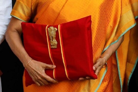 Budget 2021: करदात्यांना सरकारकडून मिळू शकतो झटका, टॅक्स स्लॅब विनाबदल?
