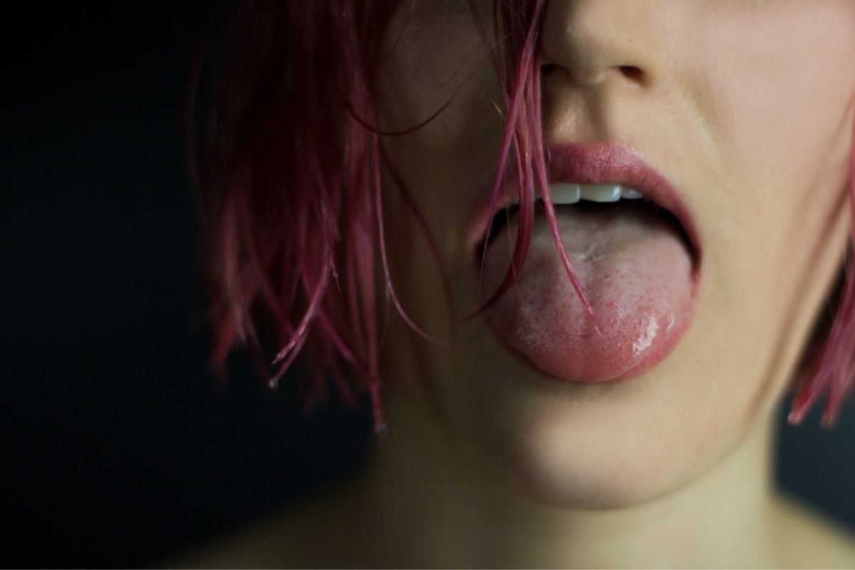 कोव्हिड टंग (Covid tongues) आणि माऊथ अल्सर (mouth ulcers) हे कोरोनाचं लक्षणं असू शकतं, असं किंग्स कॉलेज लंडनचे प्रोफेसर टिम स्पेक्टर यांनी सांगितलं आहे. (फोटो सौजन्य - canva) कोव्हिड टंग (Covid tongues) आणि माऊथ अल्सर (mouth ulcers) हे कोरोनाचं लक्षणं असू शकतं, असं किंग्स कॉलेज लंडनचे प्रोफेसर टिम स्पेक्टर यांनी सांगितलं आहे. (फोटो सौजन्य - canva)