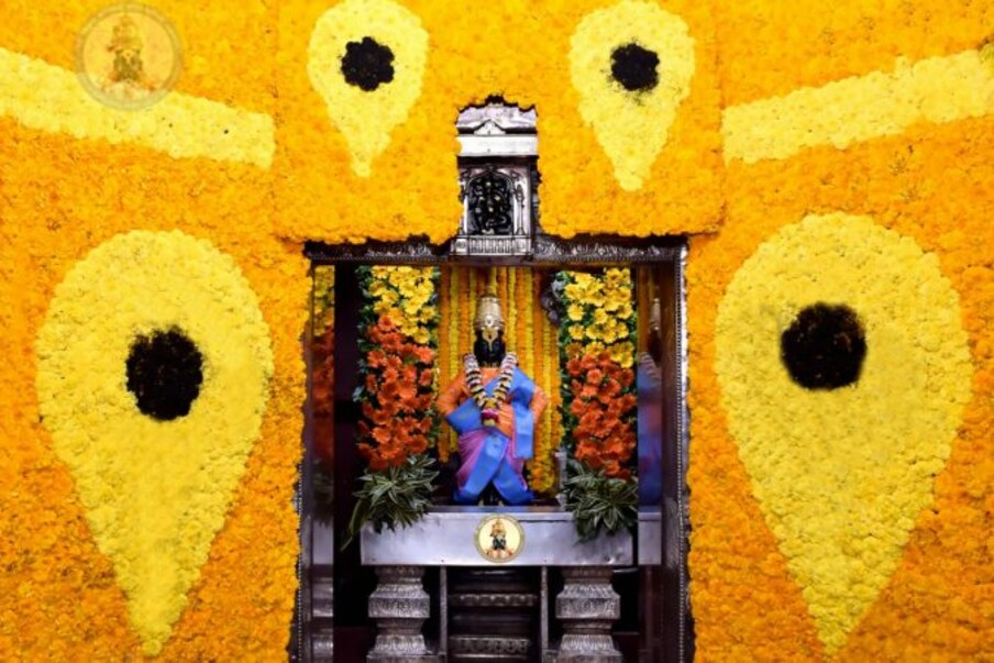 प्रत्येक सणवाराला विठुरायाचा गाभारा आकर्षक पद्धतीनं सजवला जातो. ही सजावट मनमोहक असते. 
