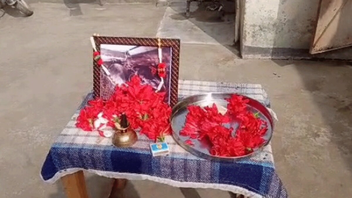 मोहम्मद शाकिस्त गावात राहणारे सुभाष शेतकरी आहेत. त्यांनी गेल्या 32 वर्षांपासून एक म्हैस पाळली होती. या म्हशीने गेल्या अनेक दिवसांपासून दूध देणं बंद केलं होतं. सुभाषने लहानपणापासून या म्हशीला पाहिलं आहे. त्यामुळे तिचा म्हशीवर खूप जीव होता. त्यामुळे दूध देत नसली तरी त्याने तिला विकण्याचा कधी विचारही केला नाही. मात्र दुर्देवाने तो आपल्या लाडक्या म्हशीला वाचवू शकला नाही मोहम्मद शाकिस्त गावात राहणारे सुभाष शेतकरी आहेत. त्यांनी गेल्या 32 वर्षांपासून एक म्हैस पाळली होती. या म्हशीने गेल्या अनेक दिवसांपासून दूध देणं बंद केलं होतं. सुभाषने लहानपणापासून या म्हशीला पाहिलं आहे. त्यामुळे तिचा म्हशीवर खूप जीव होता. त्यामुळे दूध देत नसली तरी त्याने तिला विकण्याचा कधी विचारही केला नाही. मात्र दुर्देवाने तो आपल्या लाडक्या म्हशीला वाचवू शकला नाही