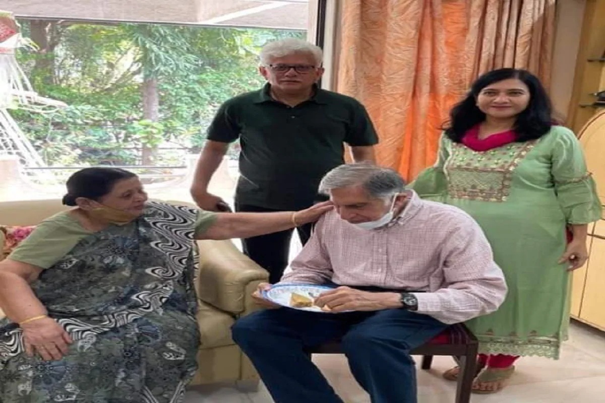 रतन टाटांचा आणखी एक PHOTO व्हायरल, कारण वाचून तुम्हीही कराल त्यांच्या साधेपणाला सलाम