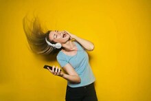संंगीतप्रेमींचं आयुष्य अधिक निरोगी! शांत झोपेसाठी ण्यासाठी MUSIC ठरेल फायद्याचं