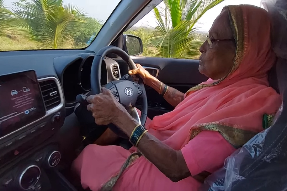 आजी रॉक्स बाकी सगळे शॉक, 89व्या वर्षी चालवली नातवाची हुंदई कार! पाहा हा VIDEO