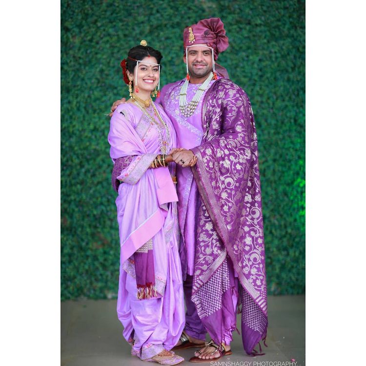 मराठी आणि हिंदी टेलिव्हिजन क्षेत्रात अभिज्ञा भावेचा मोठा चाहतावर्ग आहे. त्यामुळे तिच्या लग्नाची बातमी समजताच चाहत्यांनी अभिज्ञा आणि मेहुलवर शुभेच्छांचा वर्षाव केला आहे. सध्या ती रंग माझा वेगळा या स्टार प्रवाहवरील मालिकेत दिसून येत आहे. त्या आधी तिने खुलता कळी खुलेना, लगोरी, प्यार की एक कहानी अशा अनेक मालिकांमध्ये काम केलं आहे. अभिज्ञा अभिनय क्षेत्रात येण्याआधी एअर हॉस्टेस होती. मराठी आणि हिंदी टेलिव्हिजन क्षेत्रात अभिज्ञा भावेचा मोठा चाहतावर्ग आहे. त्यामुळे तिच्या लग्नाची बातमी समजताच चाहत्यांनी अभिज्ञा आणि मेहुलवर शुभेच्छांचा वर्षाव केला आहे. सध्या ती रंग माझा वेगळा या स्टार प्रवाहवरील मालिकेत दिसून येत आहे. त्या आधी तिने खुलता कळी खुलेना, लगोरी, प्यार की एक कहानी अशा अनेक मालिकांमध्ये काम केलं आहे. अभिज्ञा अभिनय क्षेत्रात येण्याआधी एअर हॉस्टेस होती.
