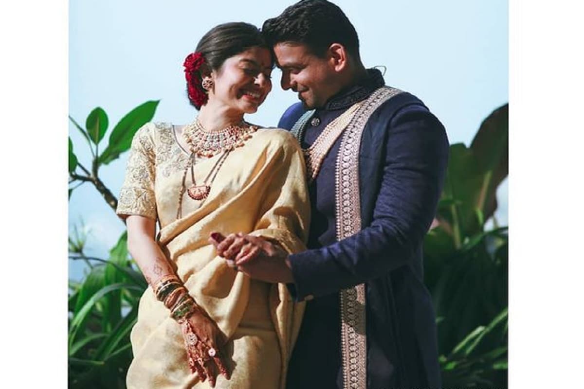 अभिनेत्री अभिज्ञा भावे (Abhidnya Bhave) मेहुल पैसोबत (Mehul Pai) विवाह बंधनात अडकली आहे. जवळच्याच लोकांच्या उपस्थितीत काही दिवसांपूर्वीचा तिचा विवाहसोहळा पार पडला आहे. त्यांच्या लग्नाचे फोटो आणि व्हिडीओ समोर आले आहेत. दरम्यान आता तिच्या लग्नाच्या रिसेप्शनचेही फोटो तिनं स्वतः आपल्या इन्स्टाग्रामवर शेअर केले आहेत. (फोटो सौजन्य - इन्स्टाग्राम) अभिनेत्री अभिज्ञा भावे (Abhidnya Bhave) मेहुल पैसोबत (Mehul Pai) विवाह बंधनात अडकली आहे. जवळच्याच लोकांच्या उपस्थितीत काही दिवसांपूर्वीचा तिचा विवाहसोहळा पार पडला आहे. त्यांच्या लग्नाचे फोटो आणि व्हिडीओ समोर आले आहेत. दरम्यान आता तिच्या लग्नाच्या रिसेप्शनचेही फोटो तिनं स्वतः आपल्या इन्स्टाग्रामवर शेअर केले आहेत. (फोटो सौजन्य - इन्स्टाग्राम)