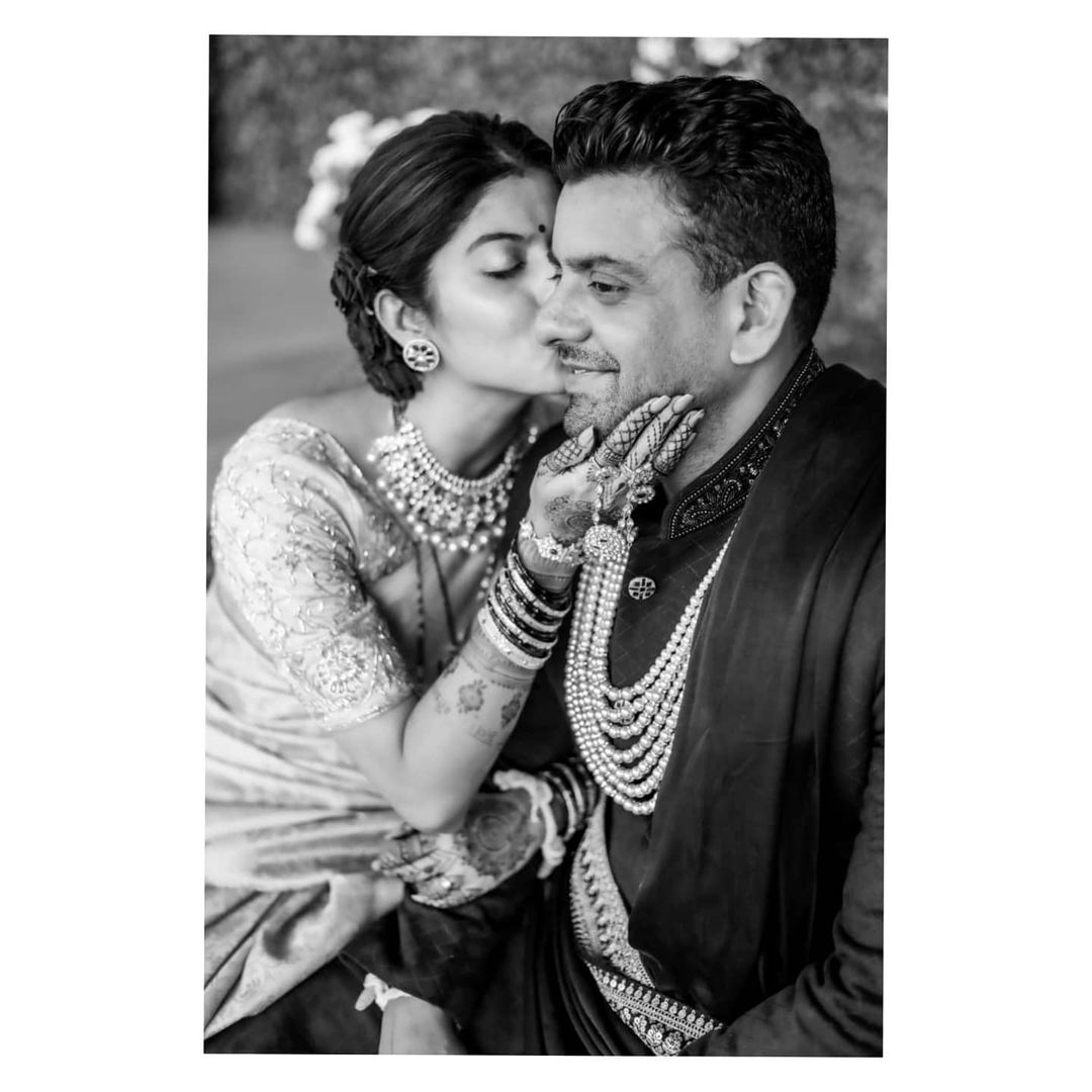 या फोटोत अभिज्ञानं मेहुलला गालावर गोड किस दिली आहे. हा फोटो अतिशय सुंदर आहे. (फोटो सौजन्य - इन्स्टाग्राम) या फोटोत अभिज्ञानं मेहुलला गालावर गोड किस दिली आहे. हा फोटो अतिशय सुंदर आहे. (फोटो सौजन्य - इन्स्टाग्राम)