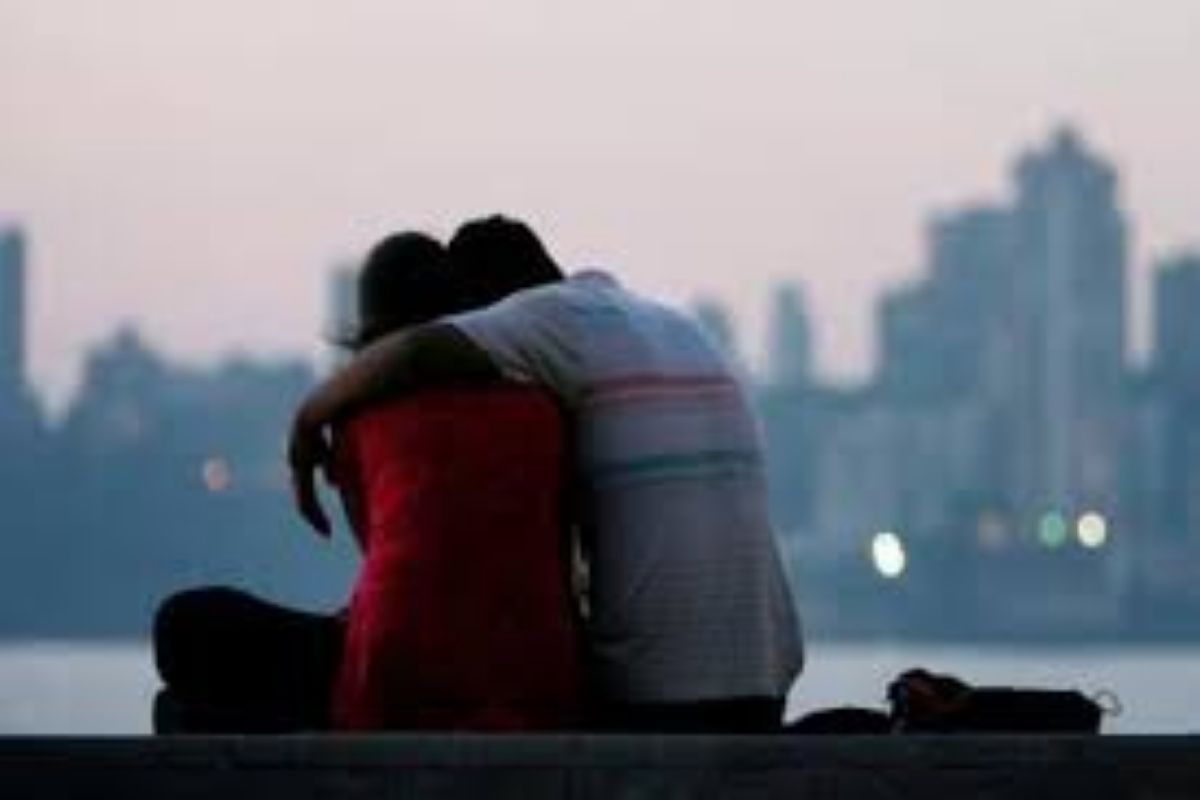 2 मुलांना सोडून प्रियकरासोबत पत्नी फरार; विरहात पतीनं घेतला आत्महत्येचा निर्णय, वाचा पुढे काय झालं