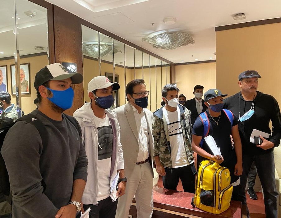 यावेळी अजिंक्यसह रोहित शर्मा, प्रशिक्षक रवी शास्त्री, शार्दुल ठाकूर आणि पृथ्वी शॉ हे खेळाडू उपस्थित होते. काल ऑस्ट्रेलियावरून निघालेले हे खेळाडू दुबईमार्गे आज सकाळी मुंबईत दाखल झाले आहेत.