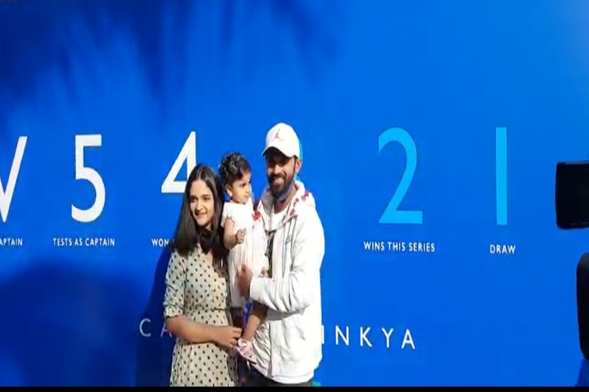 ऑस्ट्रेलिया दौऱ्यातल्या टेस्ट सीरिजमध्ये भारताने ऐतिहासिक कामगिरी केली. 4 टेस्ट मॅचच्या बॉर्डर-गावसकर ट्रॉफीमध्ये भारताचा 2-1 ने विजय झाला. विराट कोहलीच्या अनुपस्थितीमध्ये अजिंक्य रहाणेने सर्वोत्कृष्ठ कामगिरी करत इतिहास घडवला. हा यशस्वी दौरा आटपून परत आल्यानंतर अजिंक्य रहाणेच्या बिल्डिंगमध्येही जल्लोष करण्यात आला. ऑस्ट्रेलिया दौऱ्यातल्या टेस्ट सीरिजमध्ये भारताने ऐतिहासिक कामगिरी केली. 4 टेस्ट मॅचच्या बॉर्डर-गावसकर ट्रॉफीमध्ये भारताचा 2-1 ने विजय झाला. विराट कोहलीच्या अनुपस्थितीमध्ये अजिंक्य रहाणेने सर्वोत्कृष्ठ कामगिरी करत इतिहास घडवला. हा यशस्वी दौरा आटपून परत आल्यानंतर अजिंक्य रहाणेच्या बिल्डिंगमध्येही जल्लोष करण्यात आला.