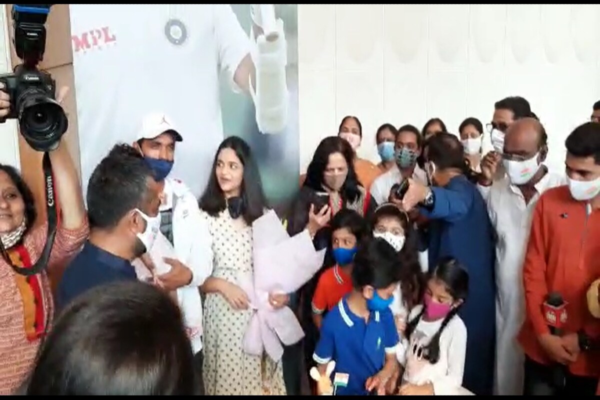 बिल्डिंगमधले रहिवासी आणि लहान मुलं तसंच अजिंक्य, त्याची पत्नी आणि मुलगी यांनी केक कापून या विजयाचं सेलिब्रेशन केलं. बिल्डिंगमधले रहिवासी आणि लहान मुलं तसंच अजिंक्य, त्याची पत्नी आणि मुलगी यांनी केक कापून या विजयाचं सेलिब्रेशन केलं.