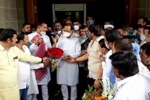 काम करू की सत्कार स्वीकारू, अजितदादांनी प्रवक्त्याला सर्वांसमोर झापलं, VIDEO काम करू की सत्कार स्वीकारू, अजितदादांनी प्रवक्त्याला सर्वांसमोर झापलं, VIDEO