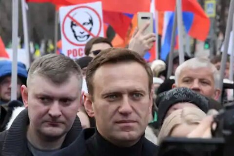गेल्या वर्षी रशियामध्ये असताना अॅलेक्सी नवलेनी (Alexei Navalny) यांच्यावर प्राणघातक विषप्रयोग (Deadly Poison) झाला होता.  नोव्हिचोक नर्व्ह एजंट (Novichoc Nerve Agent) नावाचं विष त्यांना देण्यात आलं होतं. आता ते बरे (recover from poisoning) झाले असून मायदेशी परतणार (Return) आहेत.