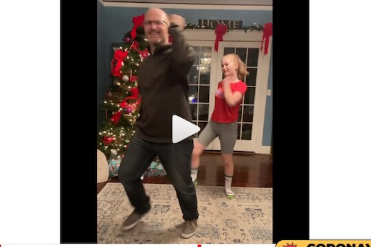 VIDEO: 'या' अमेरिकन बाबूचा डान्स पाहिला का? बॉलिवूड गाण्यांवर धरतो भन्नाट ठेका