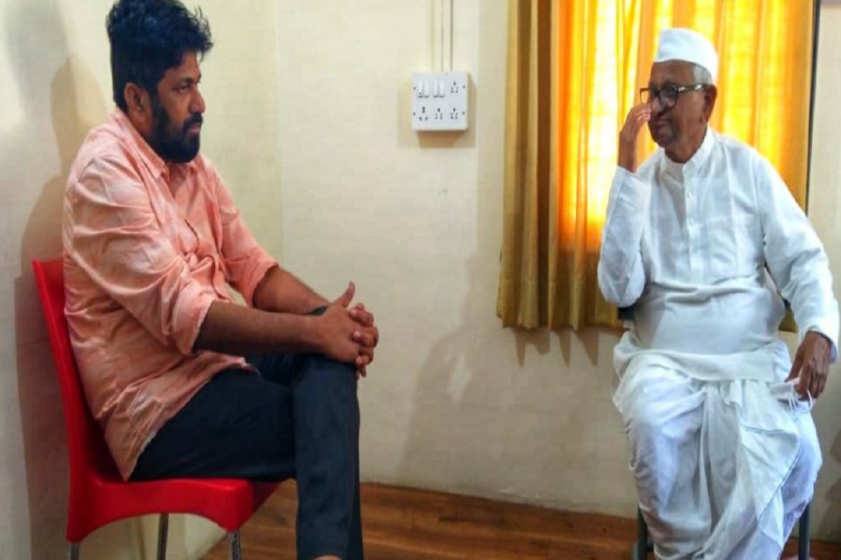 अण्णा हजारेंवर टीका होत असतानाच महाविकास आघाडीतील मंत्र्याने घेतली भेट