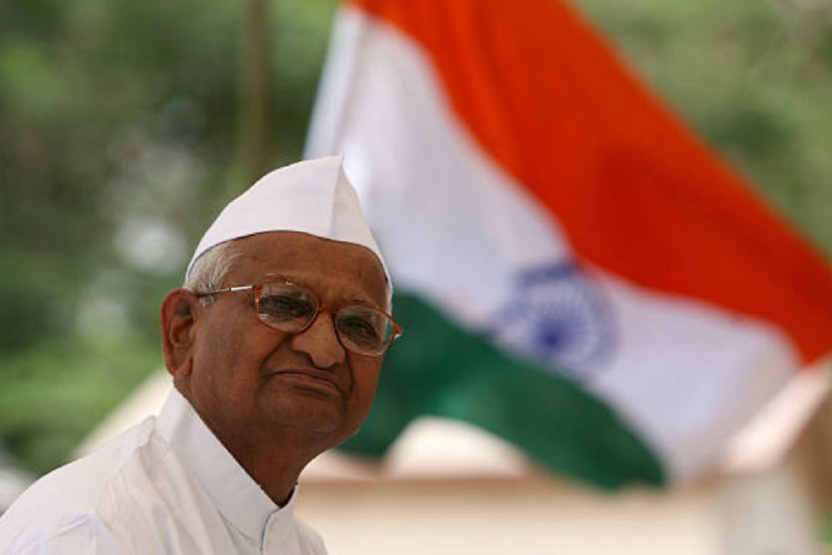 अण्णांच्या मनधरणीसाठी फडणवीस 'राळेगणसिद्धी'त, मध्यस्थीला यश येणार?