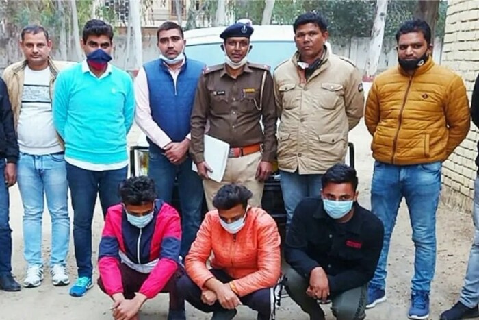 हरियाणाच्या कैथलमध्ये अफूच्या व्यसनाचं सुरूअसलेलं काळबेरं पोलिसांनी बाहेर काढलं आहे. या तस्करीच्या रॅकेटमध्ये सीआयए -2 पोलिसांनी तीन सैनिकांसह सहा जणांना अटक केली आहे. पोलिसांनी दिलेल्या माहितीनुसार, गुप्त माहितीच्या आधारे 22 डिसेंबर रोजी रात्री कैथल-संगतुपरा रोडवर वेर्ना गाडीतून साडेतीन किलो अफू जप्त केला आहे.