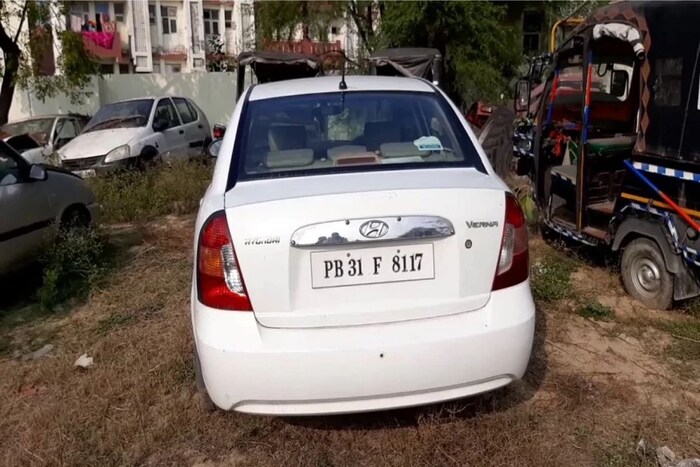 यावेळी पोलिसांनी तीन तस्करांना अटक केली आहे. यांच्याकडे चौकशी केली असता असं आढळून आलं की, त्यांचे नातेवाईक जे सैनिकांत आहेत, ते राजस्थानातून अफू आणून त्यांना येथे पुरवत असत. जप्त केलेल्या अफूची किंमत अंदाजे साडेपाच लाख रुपये इतकी सांगितली जात आहे. ही तीच गाडी आहे. ज्यातून अफूची तस्करी केली जात होती.