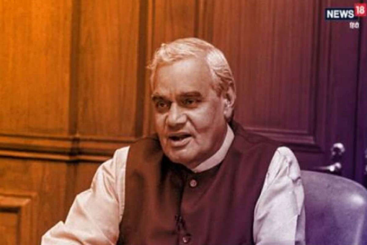 दिवंगत माजी पंतप्रधान अटल बिहारी वाजपेयी यांचे जावई म्हणजे रंजन भट्टाचार्य. रंजन यांनी अटल बिहारींच्या मानसकन्येशी लग्न केलं होतं. अटल बिहारी पंतप्रधान पदावर असताना रंजन हे पीएमओमध्ये OSD होते. रंजन यांनी रिलायन्स इंडस्ट्रीजच्या बाजूनं अनेक निर्णय घेतले. त्यामुळे वाजपेयींना टीका आणि विरोध झेलावा लागला. नंतरच्या काळात नीरा राडिया टेप केसमध्येही रंजन यांचं नाव आलं. दिवंगत माजी पंतप्रधान अटल बिहारी वाजपेयी यांचे जावई म्हणजे रंजन भट्टाचार्य. रंजन यांनी अटल बिहारींच्या मानसकन्येशी लग्न केलं होतं. अटल बिहारी पंतप्रधान पदावर असताना रंजन हे पीएमओमध्ये OSD होते. रंजन यांनी रिलायन्स इंडस्ट्रीजच्या बाजूनं अनेक निर्णय घेतले. त्यामुळे वाजपेयींना टीका आणि विरोध झेलावा लागला. नंतरच्या काळात नीरा राडिया टेप केसमध्येही रंजन यांचं नाव आलं.