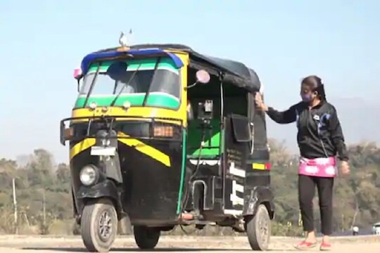 कोरोनामुळे वडिलांची नोकरी गेली; कॉलेजमध्ये शिकणाऱ्या लेकीनं बाबांसह हाती धरलं रिक्षाचं स्टेअरिंग
