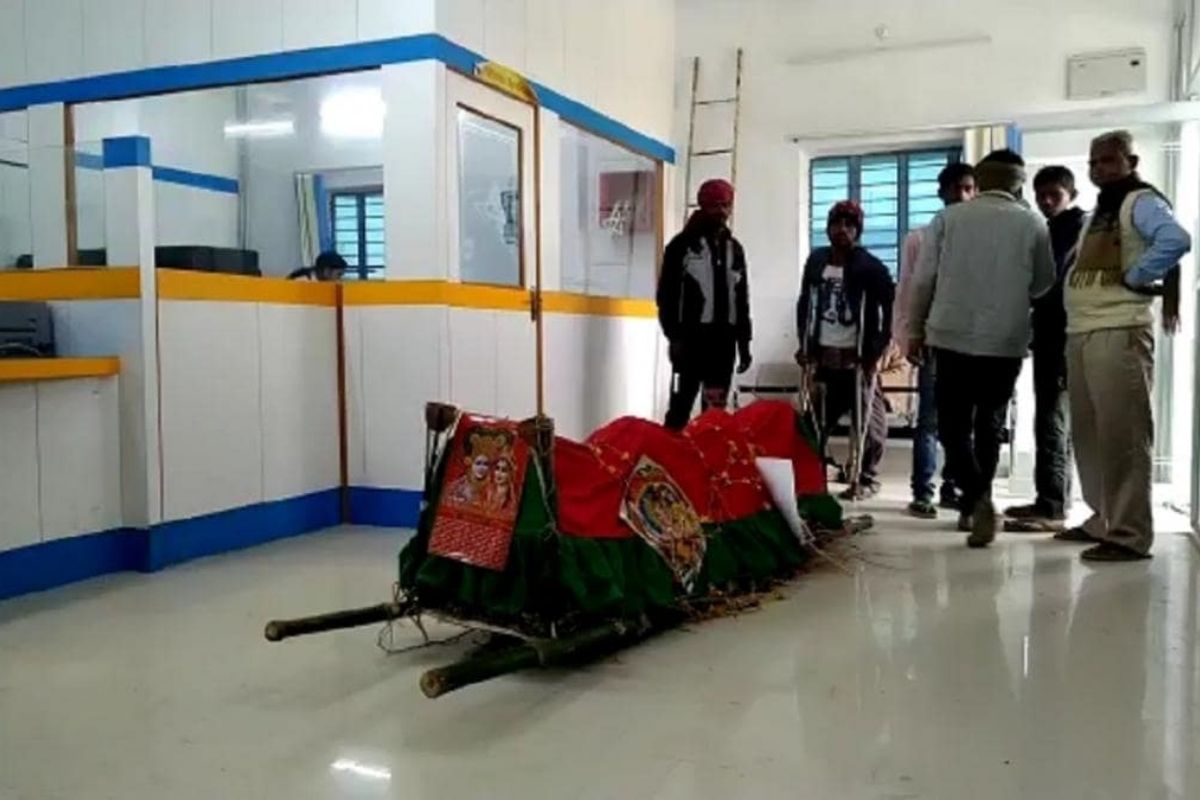 कॅनरा बँकेतून पैसे घेण्यासाठी पोहोचला मृत व्यक्ती, 3 तास थांबला आणि....कर्मचाऱ्यांची उडाली धांदल