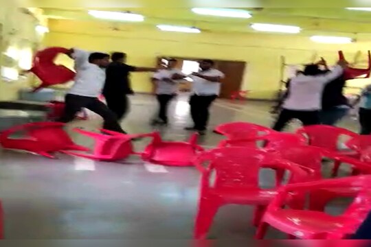 राष्ट्रवादी आणि सेनेच्या कार्यकर्ते निवडणूक कार्यालयात भिडले, खुर्च्याने केली मारामारी VIDEO