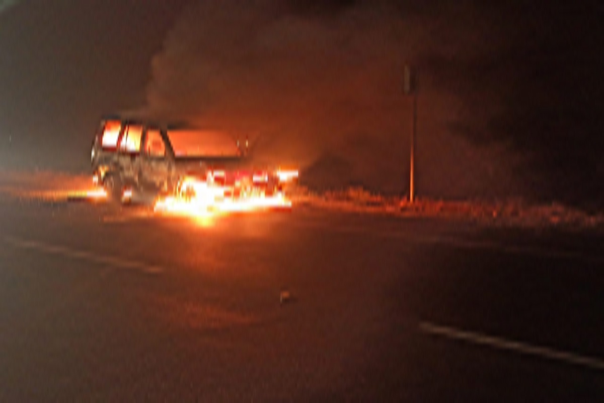 भरधाव गाडीने अचानक घेतला पेट; भर रस्त्यात Burning Car चा थरार तरी 2 महिन्याच्या चिमुरड्यासह सर्वांनी पाहिला चमत्कार