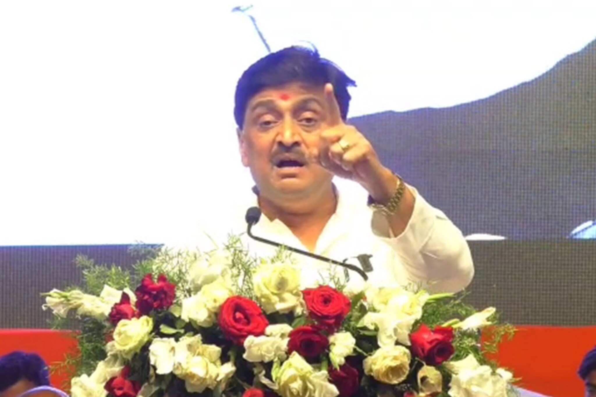 अशोक चव्हाणांनी भाजपला चारली धुळ, होमग्राऊंडमध्ये फडकावला महाविकास आघाडीचा झेंडा