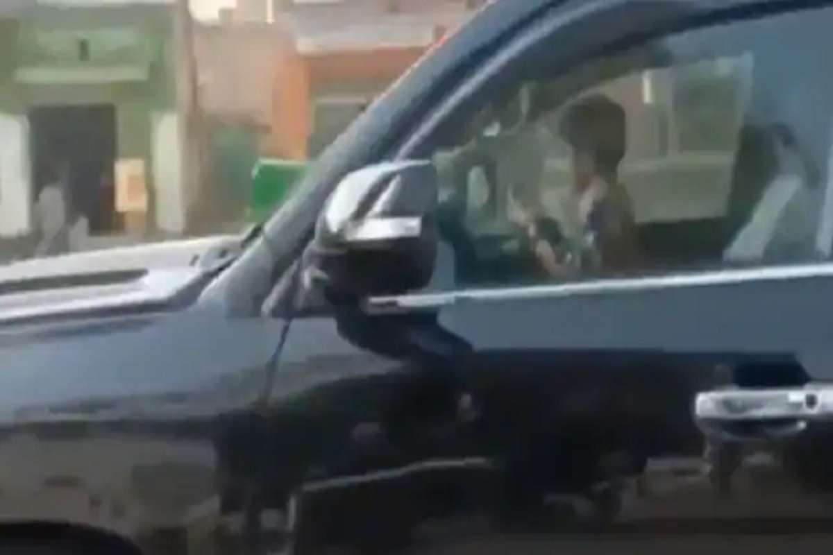 OMG! अवघ्या 5 वर्षांच्या चिमुरड्यानं रस्त्यावर वाऱ्यासारखी पळवली Landcruiser; VIDEO पाहून व्हाल थक्क