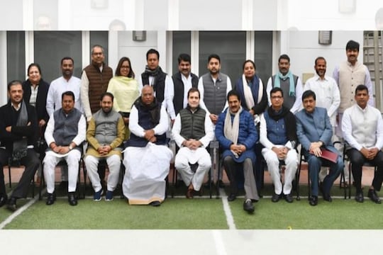 महाराष्ट्रातले काँग्रेसचे मंत्री दिल्लीत, हायकमांडने तातडीने बोलावलं