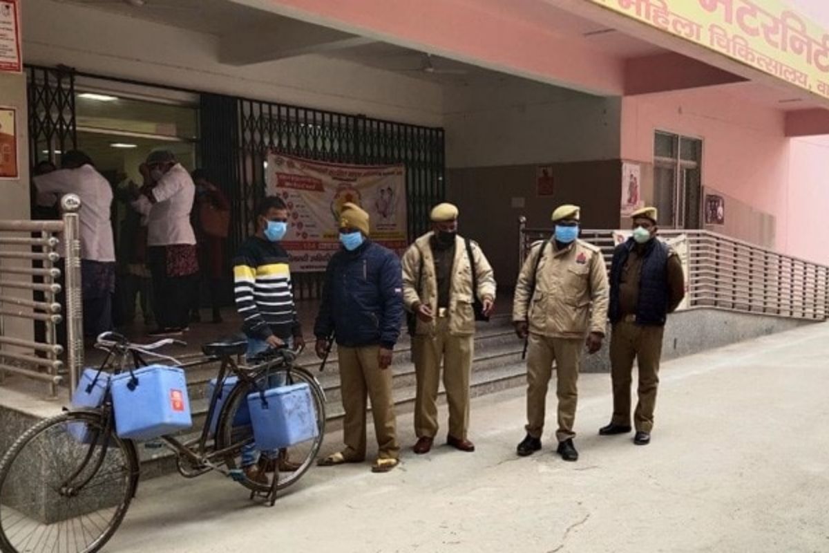 कोरोनाची लस आहे की, जेवणाचे डबे? ड्राय रनमध्ये सायकलवरुन Vaccine घेऊन पोहोचला कर्मचारी