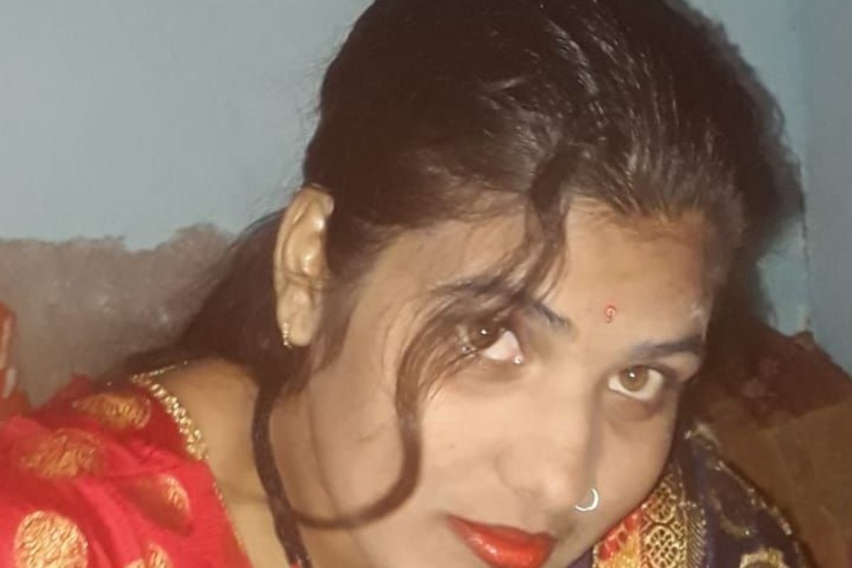 पतीच्या बाइकवरुन उतरून वडिलांच्या गाडीवर बसली महिला; 5 मिनिटांनंतर होत्याचं नव्हतं झालं आणि...