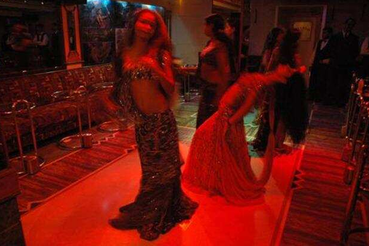 सोलापुरात डान्सबारवर छापा; अर्धनग्न अवस्थेत सुरू होता बीभत्स प्रकार, 8 नृत्यांगनांसह 29 जण ताब्यात