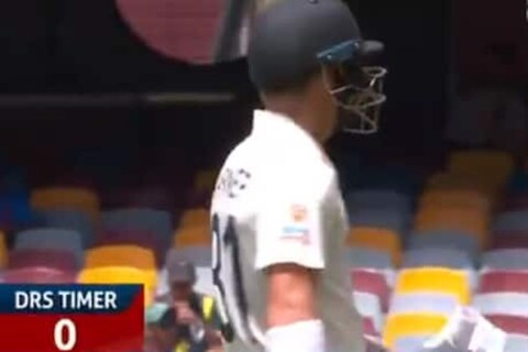 भारत आणि ऑस्ट्रेलिया (India vs Australia) यांच्यात सुरू असलेल्या ब्रिस्बेन टेस्टमध्ये नवा वाद निर्माण झाला आहे. या टेस्टच्या चौथ्या दिवशी डेव्हिड वॉर्नरने (David Warner) घेतलेला रिव्ह्यू (DRS) वादात सापडला आहे. 