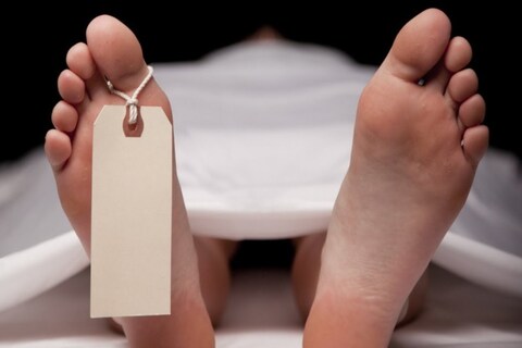 Beed News: काही दिवसांपूर्वी बीडमधील जिल्हा रुग्णालयात एका कोविडबाधित महिलेच्या मृतदेहाची (Covid patient) अवहेलना करण्यात आली होती. हे प्रकरण ताजं असताना आता बीडमधून आणखी एक असंवेदनशील घटना समोर आली आहे. 