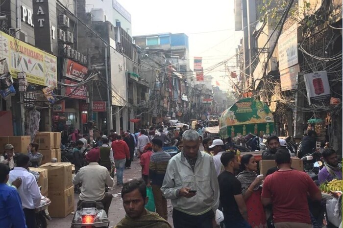 विकेंड लॉकडाऊनला APMC मार्केट सुरू असणार का? - हो सुरू असतील. पण जर तिथं कोरोना नियमांचं उल्लंघन होत असेल आणि कोरोना संसर्ग वाढण्याची भीती असेल तर स्थानिक प्रशासन राज्य सरकारच्या परवानगीनुसार एपीएमसी मार्केट बंद करू शकतं. 