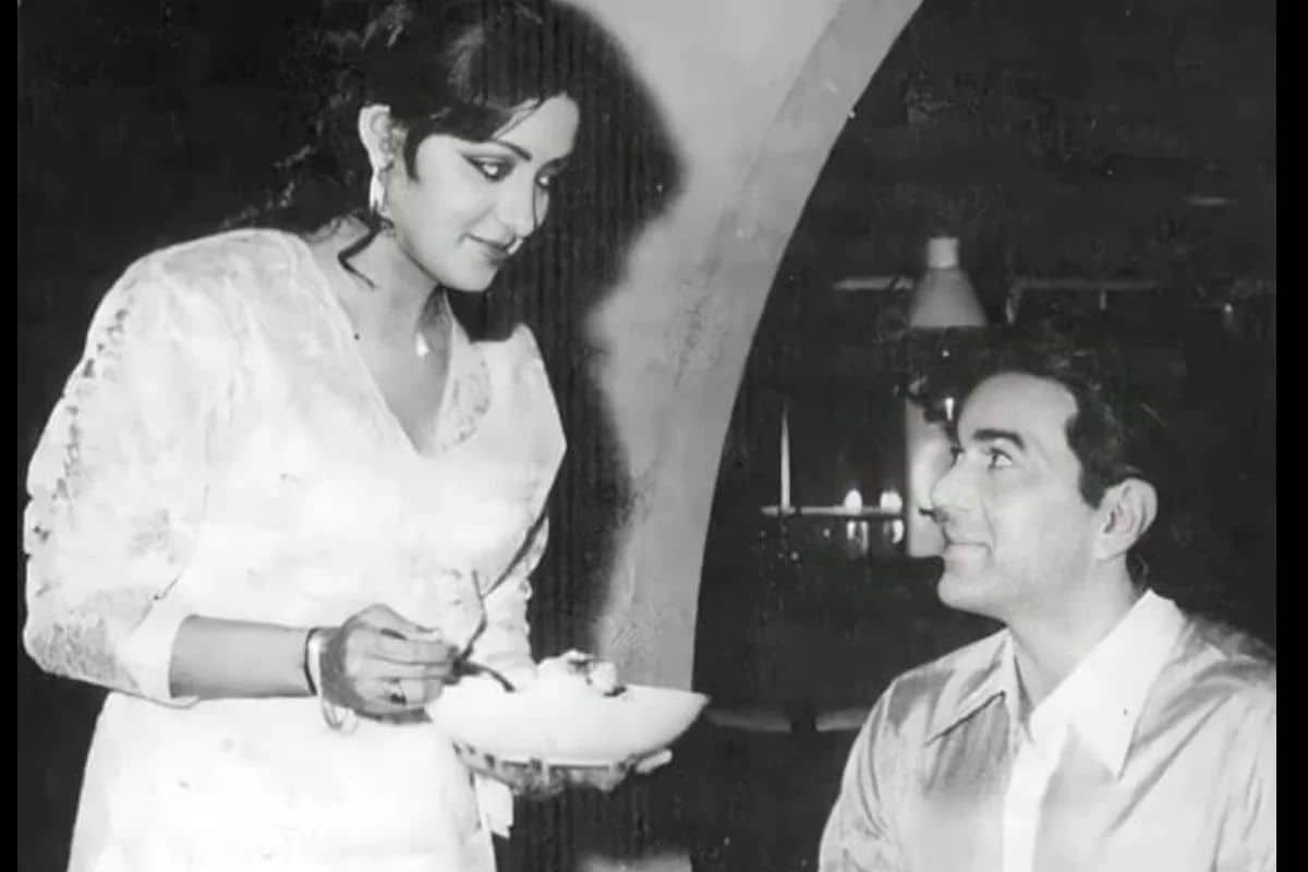 धर्मेंद्र आणि हेमा मालिनी यांनी 21 ऑगस्ट 1979 रोजी गुपचूप लग्न केलं होतं. पहिल्या पत्नीने घटस्फोट घेण्यास नकार दिल्यामुळे धर्मेंद्रला हेमा मालिनीशी लग्न करण्यासाठी इस्लाम धर्म स्वीकारावा लागला. धर्मेंद्र आणि हेमा मालिनी यांनी 21 ऑगस्ट 1979 रोजी गुपचूप लग्न केलं होतं. पहिल्या पत्नीने घटस्फोट घेण्यास नकार दिल्यामुळे धर्मेंद्रला हेमा मालिनीशी लग्न करण्यासाठी इस्लाम धर्म स्वीकारावा लागला.