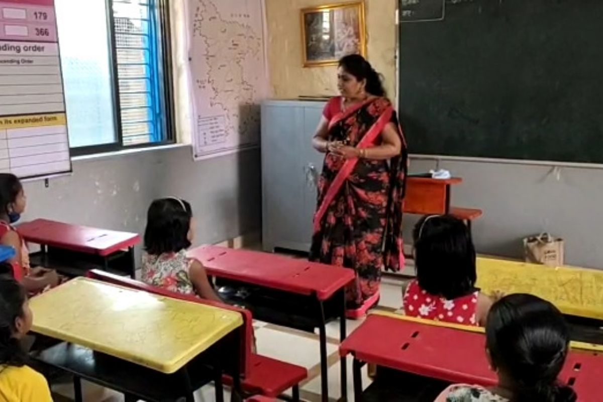 जिल्हा परिषदेची शाळा म्हटलं की त्या शाळेकड एका वेगळ्याच नजरेने पाहिलं जातं. जिल्हा परिषदेची शाळा म्हणजे जेथे अपुऱ्या सुविधा असा सर्वसाधारण समज आहे. पण कोल्हापूर जिल्ह्यातल्या कणेरीवाडी या गावातील जिल्हा परिषदेच्या शाळेने हा चुकीचा समज दूर केला आहे. जिल्हा परिषदेची शाळा म्हटलं की त्या शाळेकड एका वेगळ्याच नजरेने पाहिलं जातं. जिल्हा परिषदेची शाळा म्हणजे जेथे अपुऱ्या सुविधा असा सर्वसाधारण समज आहे. पण कोल्हापूर जिल्ह्यातल्या कणेरीवाडी या गावातील जिल्हा परिषदेच्या शाळेने हा चुकीचा समज दूर केला आहे.
