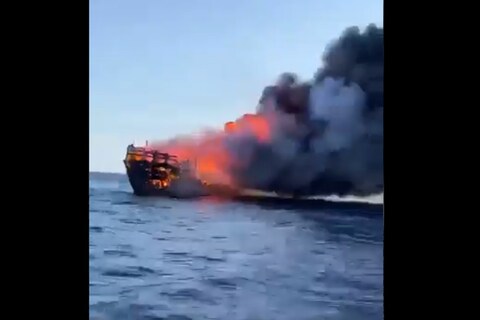 जहाजाला (Yatch) आग (fire) लागल्याचा हा व्हिडीओ सोशल मीडियावर व्हायरल (social media viral) होतो आहे.
