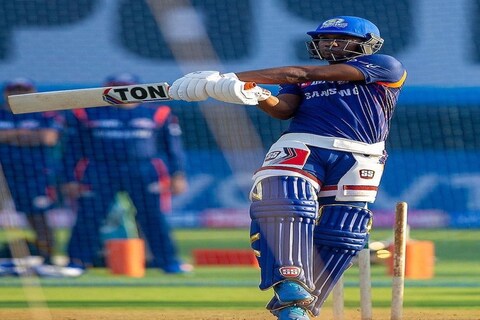 अबुधाबी (Abu Dhabi) मधील T10 लीग (T10 League 2021) स्पर्धेत वेस्ट इंडिजच्या फलंदाजांची आक्रमक खेळी पाहयला मिळत आहे.