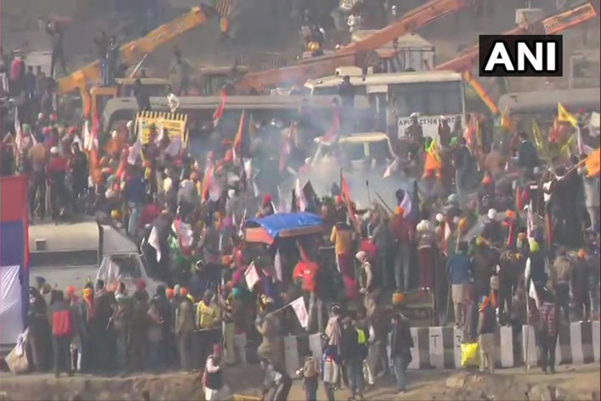 Farmers Protest : ट्रॅक्टर रॅलीत शेतकऱ्यांनी बॅरिकेट्स तोडले, पोलिसांकडून अश्रूधुराचा वापर