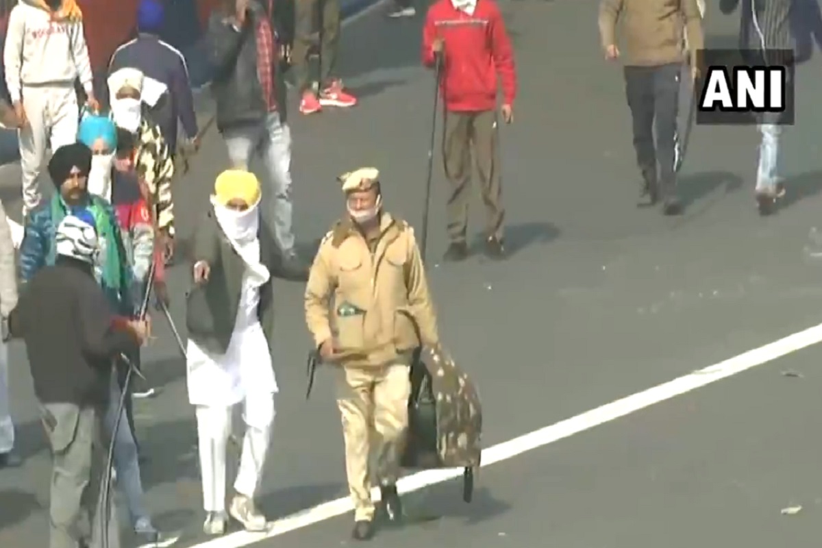 Kisan Tractor Rally: संतप्त आंदोलकांपासून दिल्ली पोलिसाला शेतकऱ्यानेच वाचवले, पाहा VIDEO