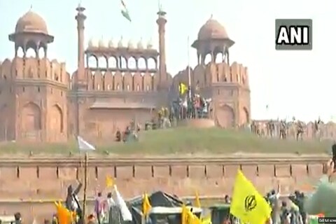 दिल्ली पोलिसांनी ठिकठिकाणी कडेकोड बंदोबस्त लावून सुद्धा शेतकरी आपले ट्रॅक्टर घेऊन लालकिल्ल्यावर धडकले आहे.
